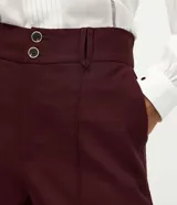 Pantalón wide leg de cintura alta, confeccionado en una mezcla de viscosa y poliéster. Presenta cierre frontal con dos botones, trabillas para cinturón y bolsillos laterales.