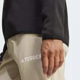 Campera de felpa polar Adidas Terrex color negro, de ajuste clásico con cierre corto y cuello alto. Cuenta con puños elásticos y el logo de la marca estampado en el pecho.
