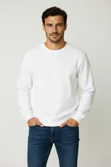 Buzo de cuello redondo y manga larga, con puños y ruedo acanalados, de diseño liso y corte clásico.