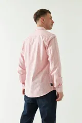 Camisa de manga larga con estampado de figuras geométricas en tonos beige y negro, confeccionada en tejido estilo lino.