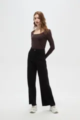 Pantalon jean de corte ancho y tiro alto, con ruedo deshilachado y cierre frontal con botón.