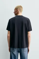 Camiseta de corte regular, con cuello redondo y manga corta, perteneciente a la colección especial Origins.