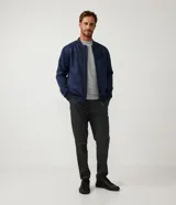 Chaqueta bomber de Marfinno en color tostado, con cierre frontal y cuello de tejido acanalado. Presenta un diseño liso con costuras horizontales y bolsillos funcionales.