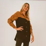 Camisa de manga larga de estilo western en color marrón y negro, con cierre frontal de botones y cuello camisero.