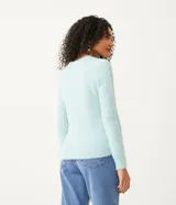 Buzo de punto color rosa claro, con cuello redondo y textura peludita.