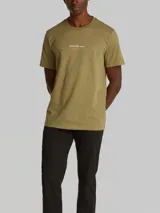 Remera verde militar de algodón con cuello redondo y logo Calvin Klein Jeans estampado en blanco en el pecho.