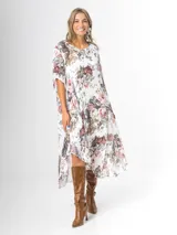 Vestido midi de gasa blanca con estampado floral chintz en tonos rosa y gris, de corte amplio y liviano.