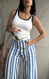 Musculosa de tejido ribb color blanco, con cuello redondo y ribetes en contraste de color azul marino.