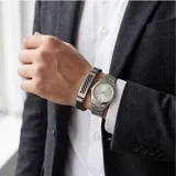 Pulsera masculina con diseño moderno, compuesta por una placa central de acero inoxidable con detalles calados y bandas laterales de goma negra.