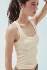 Top de escote redondo y tirantes, con acabados en rib.