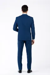 Ambo de fiesta Florenzi modelo Cezzari, corte slim fit. Incluye chaqueta con solapas en punta con detalle de raso al tono, cierre de dos botones y bolsillos de doble vivo. Pantalón de vestir a juego con bolsillos de doble vivo.