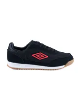 Championes urbanos Umbro modelo Omni, color negro con detalles en rojo y suela de goma color caramelo. Presentan el logo de la marca en el lateral y una combinación de texturas en la capellada.