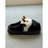 Pantuflas de peluche con diseño de vaca, confeccionadas en piel sintética suave. Cuentan con suela de goma antideslizante y diseño abierto en el talón.