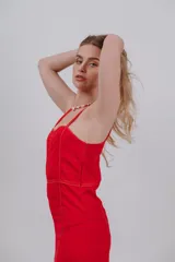 Vestido largo azul con estampado geométrico, tirantes finos y detalles de ribetes oscuros que marcan las costuras.