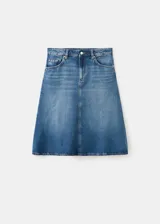 Falda midi evasé de denim estilo vaquero, con tiro medio, trabillas, diseño de cinco bolsillos y cierre frontal con botón y cremallera.