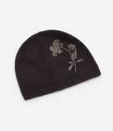 Gorro de punto color negro con ruedo acanalado y detalle de bordado floral realizado con pequeñas cuentas metálicas en la parte frontal.