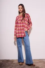 Sweater marrón con estampado de cuadros fucsia y blancos, de corte holgado y mangas largas.