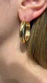 Caravanas tipo argolla de diseño clásico, con acabado pulido y brillante.