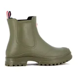 Bota de lluvia de caña corta color rosado, confeccionada en material impermeable con suela track dentada. Presenta un parche decorativo con letras en el frente y una tira de agarre tricolor en la parte posterior.