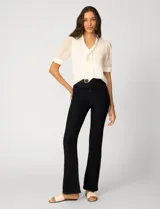 Blusa de color blanco con escote en V y detalle de lazo frontal. Presenta mangas cortas de gasa con terminación en puño.