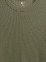 Remera de manga larga con textura tipo waffle, cuello redondo y puños acanalados.
