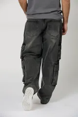 Jean baggy cargo color gris oscuro, con múltiples bolsillos laterales y diseño amplio de corte recto.