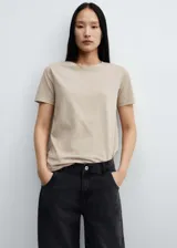Camiseta de cuello redondo y manga corta, con corte regular fit y diseño recto, confeccionada en algodón.