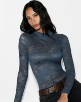 Body de encaje color azul con cuello alto y mangas largas, diseño ajustado al cuerpo.