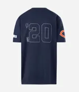 Remera deportiva de manga corta color azul marino, con cuello en V y estampa frontal de los Chicago Bears con numeración en tono blanco. Confeccionada en poliéster con tecnología dry de secado rápido.