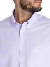 Camisa de manga larga RKF en color lila con estampado de rayas verticales finas. Presenta cuello button-down, bolsillo frontal con logo bordado y puños con botones. Confeccionada en tejido resistente a las arrugas.