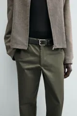 Pantalón chino de corte regular fit, confeccionado en tejido de algodón con elasticidad. Presenta bolsillos frontales, bolsillos traseros de vivo y cierre frontal con cremallera y botón.