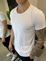 Remera de algodón con corte slim fit, cuello redondo y mangas cortas, diseñada para un ajuste ceñido al cuerpo.