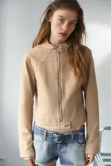 Chaqueta de cuello subido y manga larga, con cierre frontal de cremallera y botones a presión. Presenta bolsillos de vivo en el delantero y forro interior combinado.