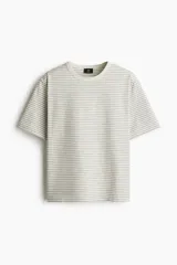 Remera de corte regular fit confeccionada en punto pesado de algodón, con diseño de rayas horizontales finas, cuello redondo y mangas cortas.
