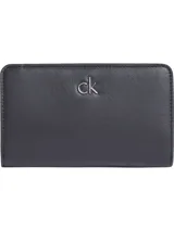 Billetera grande Calvin Klein de cuero sintético color gris oscuro con logo metálico CK en el frente.