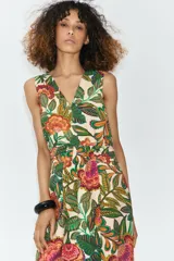 Vestido midi de breteles con estampado floral, escote en V delantero y posterior, frunces en los hombros y panel plisado delantero.