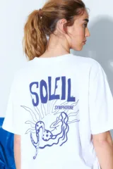 Remera blanca de algodón con cuello redondo y estampado pequeño con la palabra "Soleil" en el pecho.