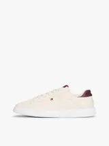 Zapatillas Tommy Hilfiger de diseño bajo color beige, con detalles en tono bordó en el talón y la lengüeta, suela blanca y logo distintivo de la marca en el lateral.