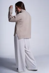 Sweater tejido de punto color beige, con cuello alto y trama lineal.