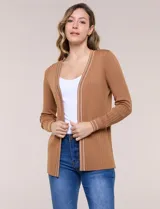 Cardigan de punto acanalado color verde, con bolsillos simulados y ribetes en contraste blanco en la apertura frontal, puños y bolsillos, de manga larga y diseño abierto.