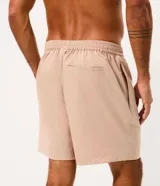Bermuda masculina Get Over de tejido tecnológico, color beige, con cintura sastrera y elástico en los laterales, corte regular y diseño liso.