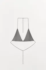 Sujetador tipo top triangular confeccionado en malla metálica de eslabones, con tirantes finos de cadena y cierre ajustable en cuello y espalda.