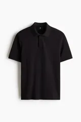 Remera polo de manga corta en piqué de algodón con cuello y tapeta de botones. Corte estándar para una silueta clásica y cómoda.