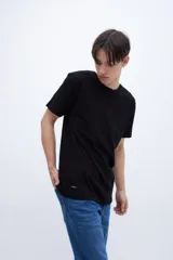 Remera de manga corta color blanco, con cuello redondo y corte holgado.