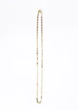 Cadena plateada de acero quirúrgico con diseño de chapitas rectangulares.