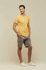 Remera de cuello redondo y manga corta, color beige con estampado de pequeños motivos playeros.