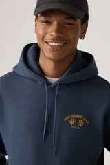 Hoodie azul marino con bolsillo canguro frontal y cordones ajustables en la capucha. Presenta un pequeño estampado en el pecho con el texto "LEVI STRAUSS & CO" y dos cuadros de carreras amarillos y negros.