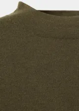 Vestido midi de punto fino color verde militar, con cuello perkins, manga larga y diseño entallado con fruncidos laterales.
