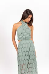 Vestido largo de encaje de círculos de algodón color verde militar, con diseño halter que se ata en la nuca y aberturas laterales en la cintura.