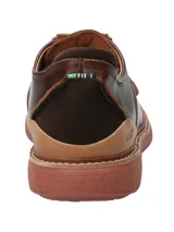 Zapato casual de cuero lustrado color marrón, con cordones y suela de EVA con tecnología Honey Foam para mayor amortiguación y flexibilidad.